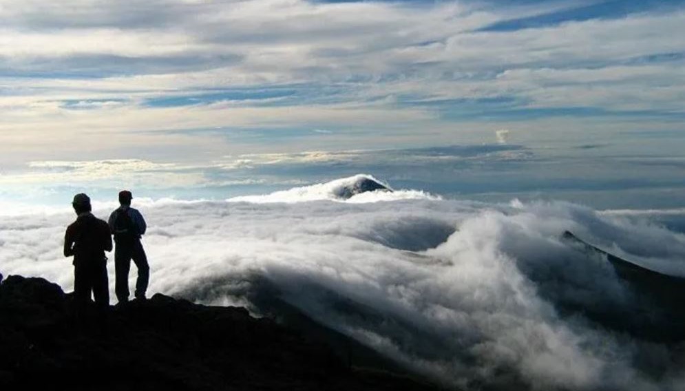 穿越峰巒的瀑布雲 九至十月出現的壯麗絕景!
