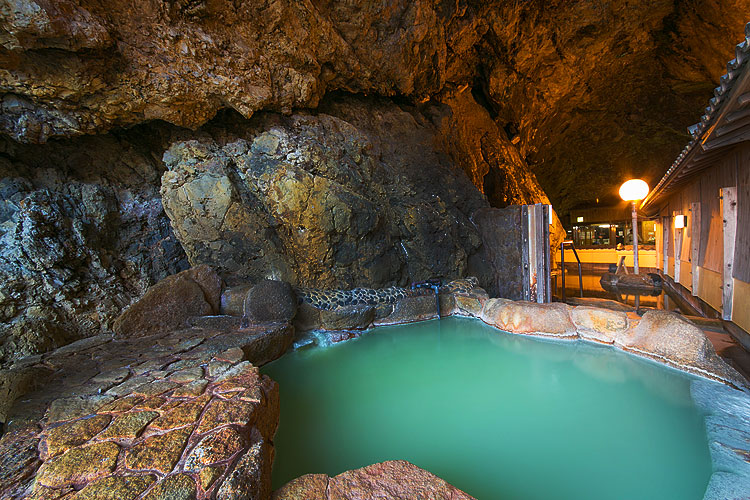酒店裡有天然洞穴可以泡溫泉？！和歌山CP值超高酒店：ホテル浦島